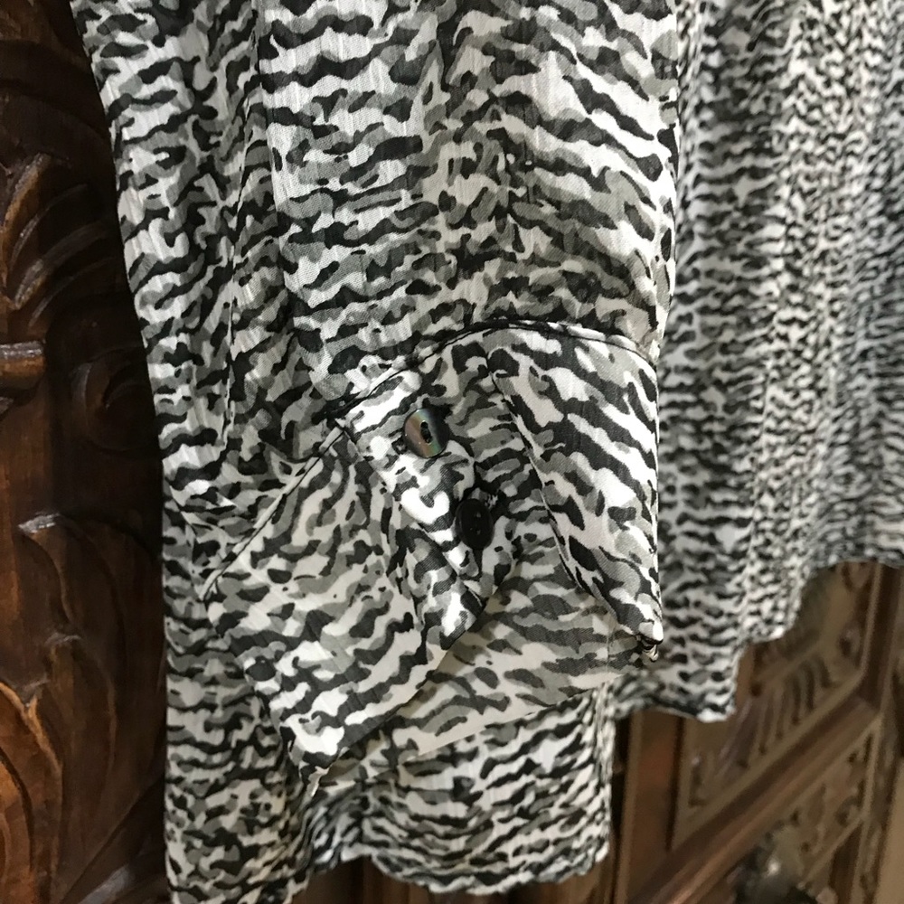 41 Hawthorn Hendrix V-neck blouse from Stitch Fix - Picture 7 of 8